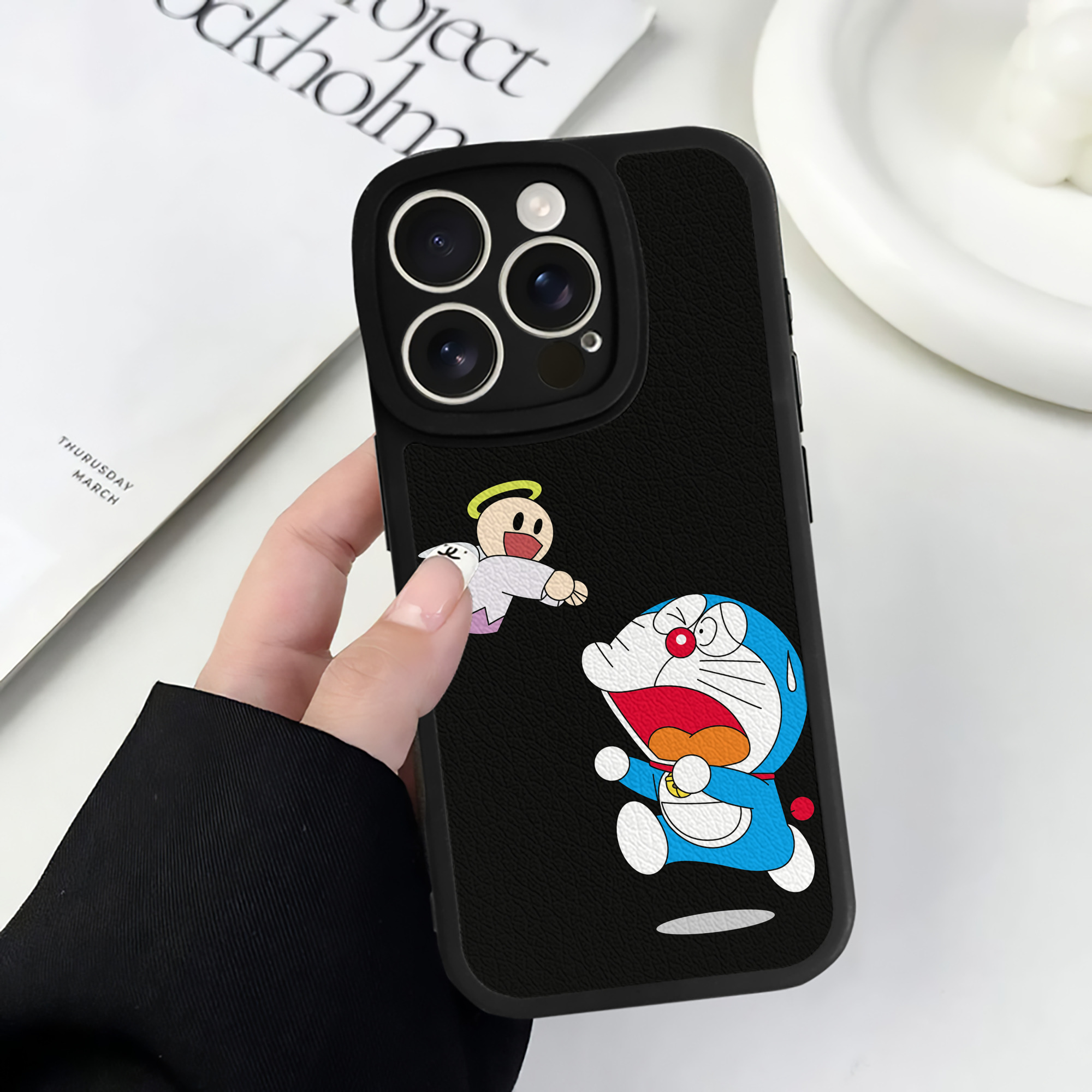 （画像用） ドラえもん Doraemon 【iPhone 16シリーズ対応】シリコンスマホケース（レザー調） 材質：シリコン